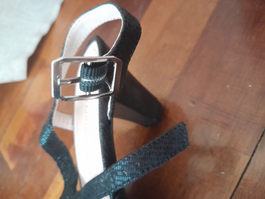 Sapatos pretos com salto