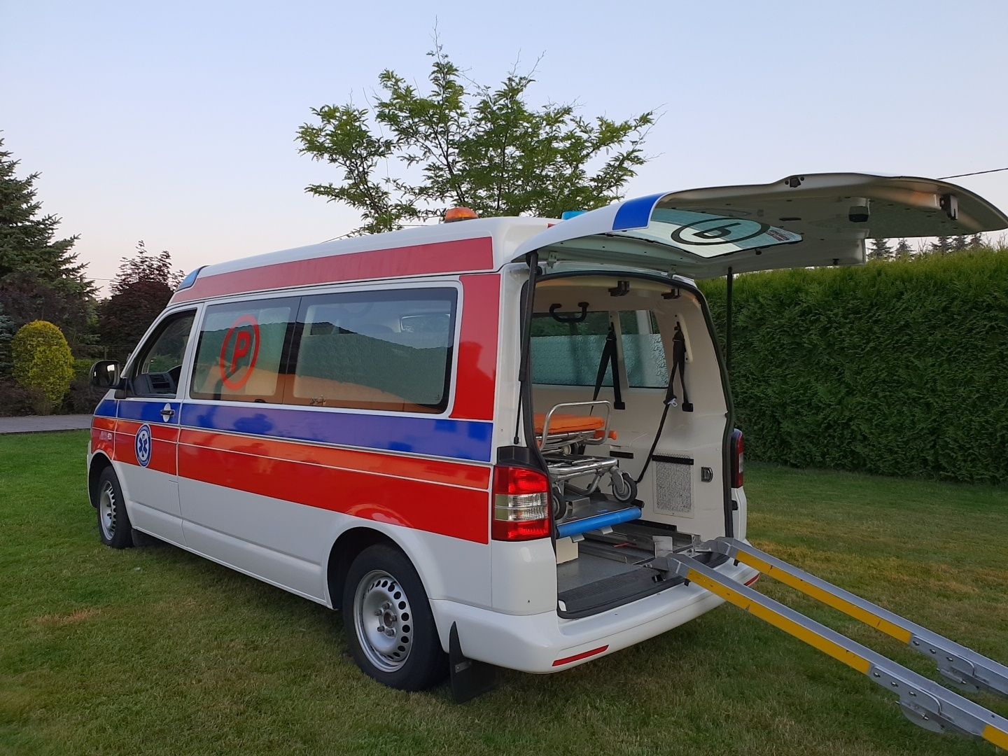 Rezerwacja. Karetka Ambulans Volkswagen Transporter T5 lift 2012 norma