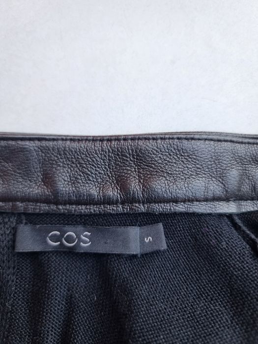 Жіночий світер COS віскозний чорний віскоза з шкіряним комірцем світер
