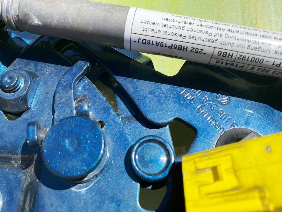 Петля капота Touareg CR левая ліва Туарег ЦР Розборка СР