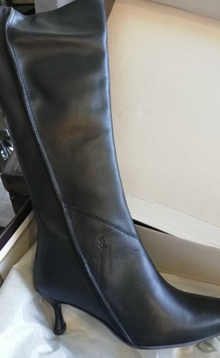 Botas de mulher novas. Liquidação. Vários números