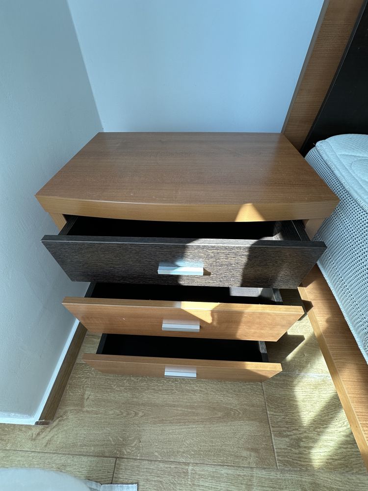 Cama de casal com mesas