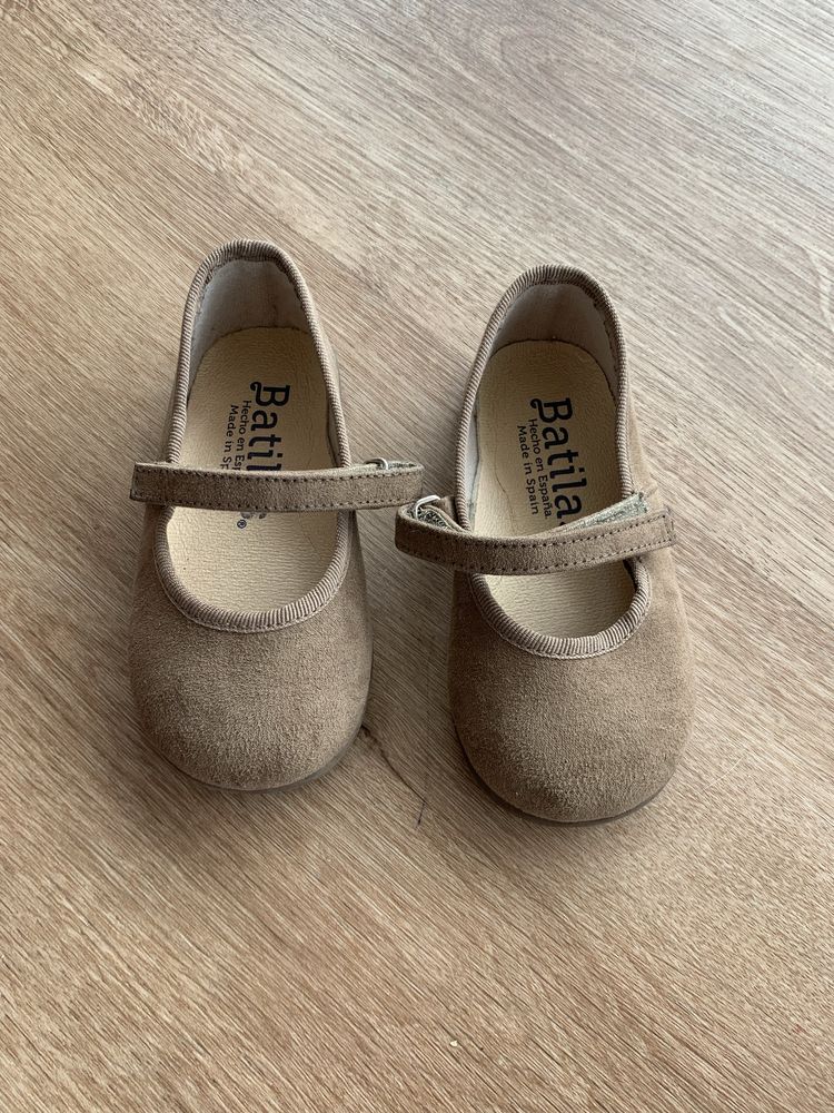 Sapatinhos estilo Mary Jane camurça