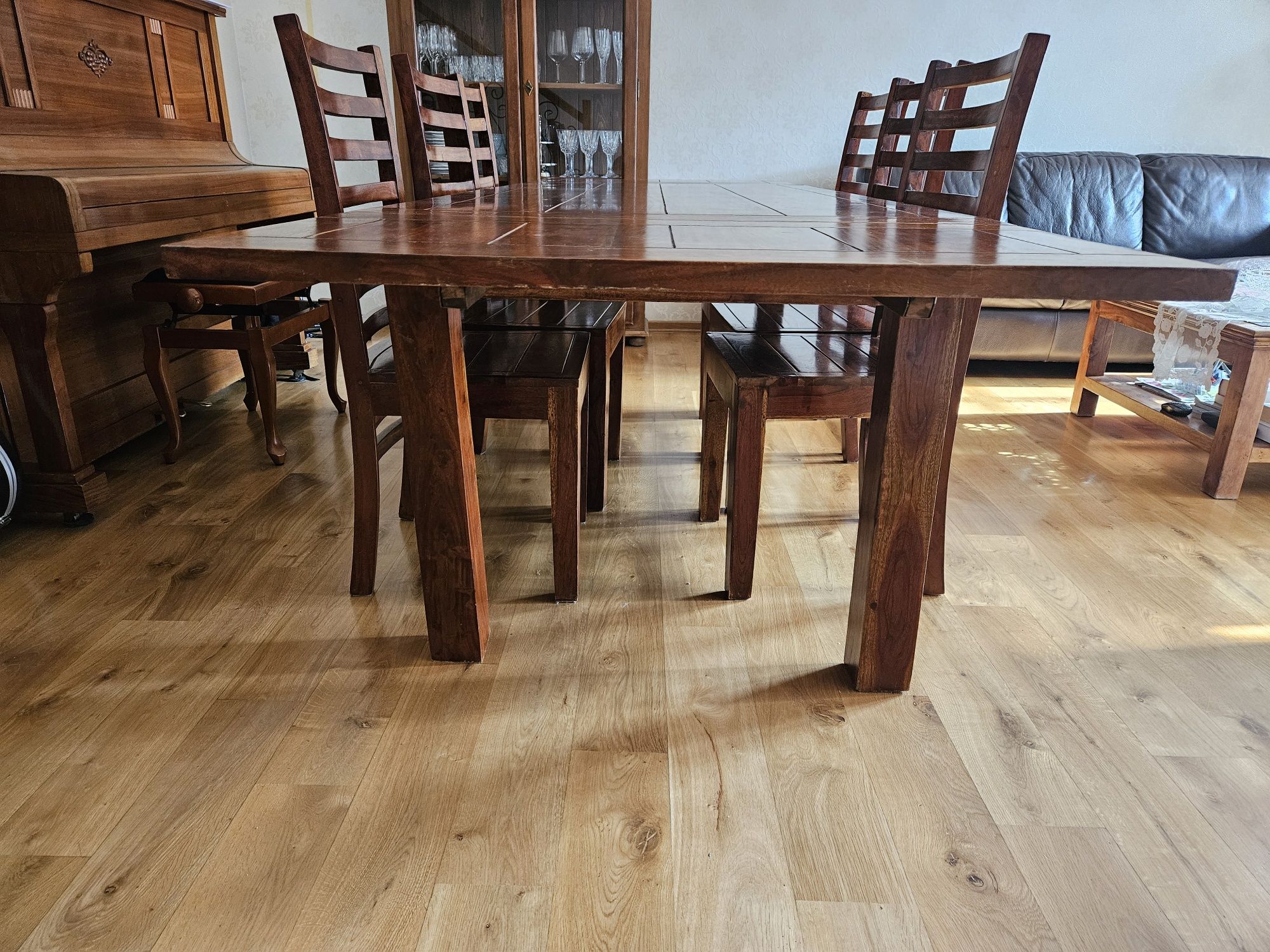 Stół drewniany, rozkładany z krzesłami