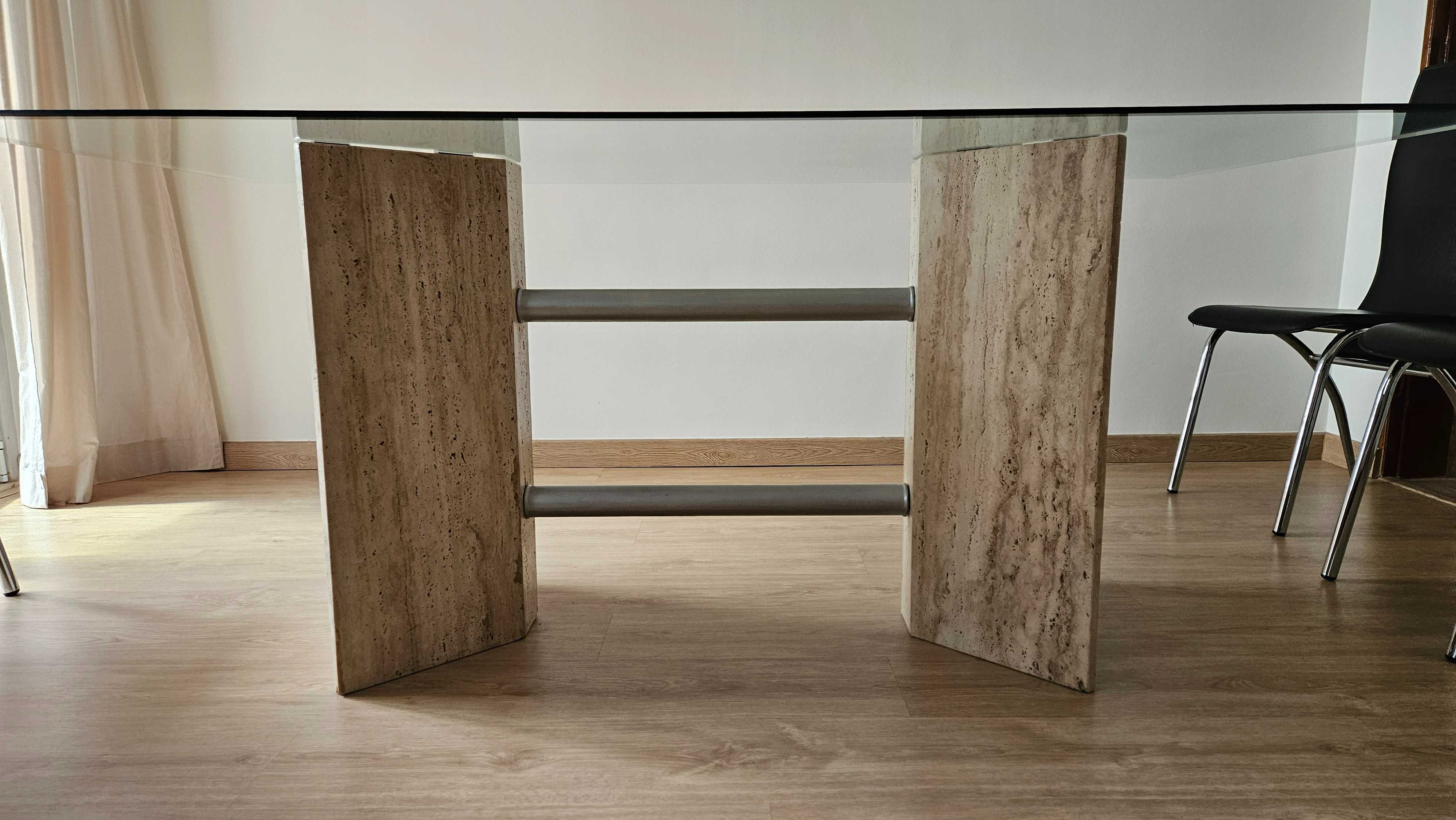 Mesa rectangular de vidro e 4 cadeiras pretas