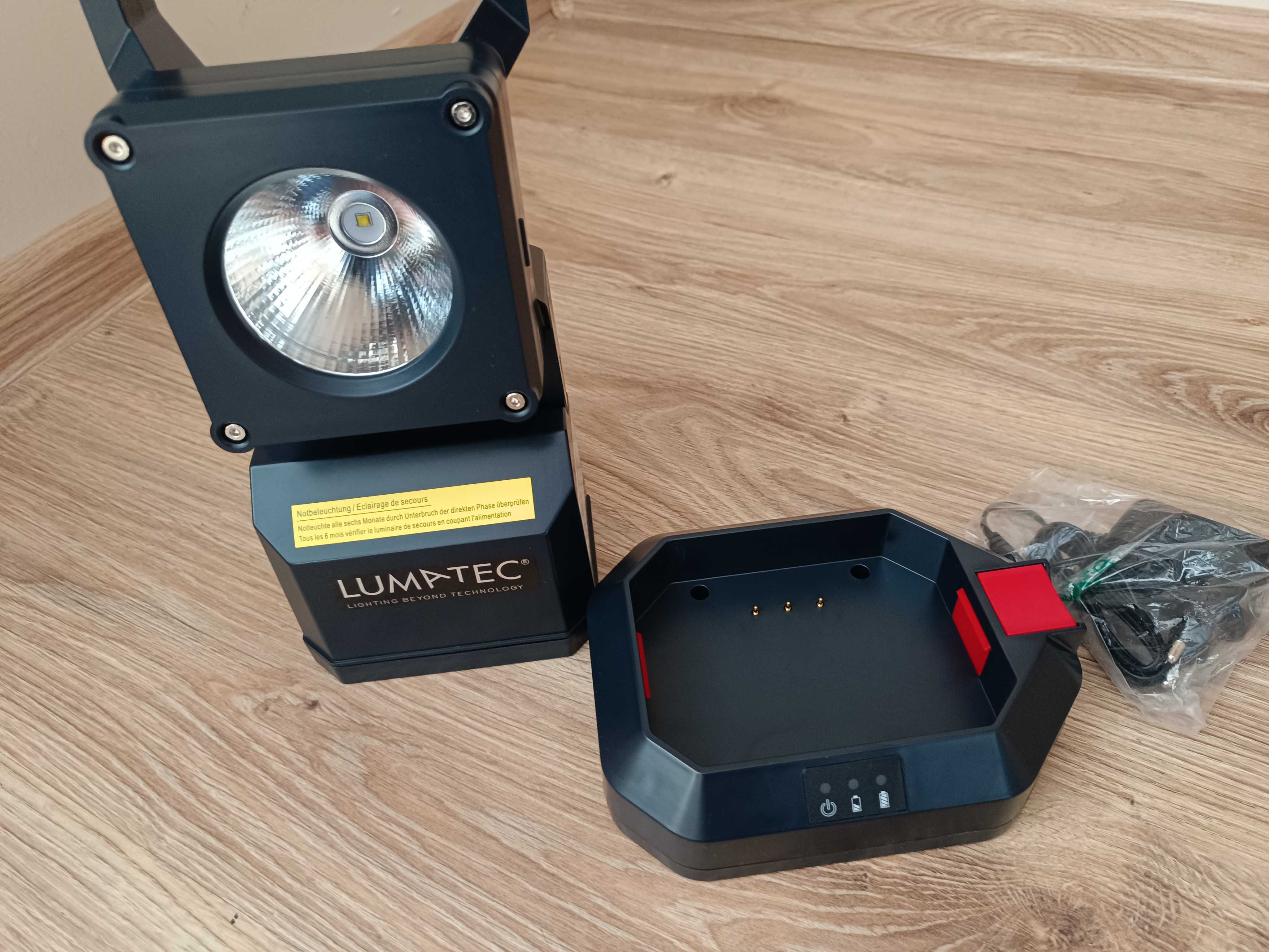 nowa przenośna lampa awaryjna LUMATEC