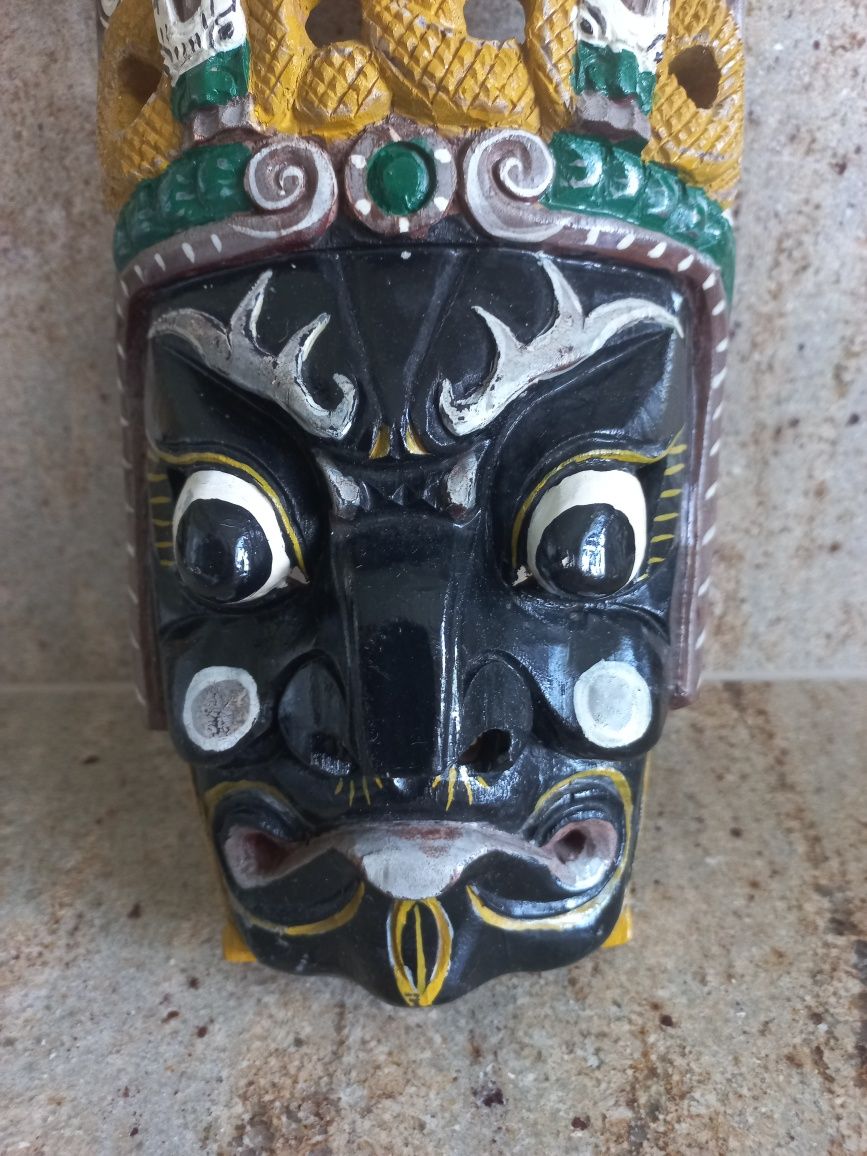 Maska wykonana z drewna