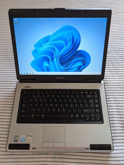 Toshiba Satellite L40 ( Intel T9500 / 3GB / 500GB ) *