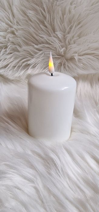Świeca LED wosk biała 12,5 cm
Świeca na baterie dwa paluszki AA

Wymia