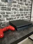 Konsola PlayStation 4 plus pad i okablowanie