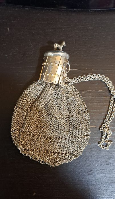 Bolsa vintage em prata contrastada.