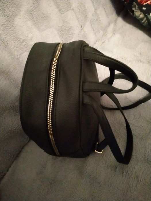 Plecak czarny zapinany na suwak z przodu kieszeń na suwak stan idealny