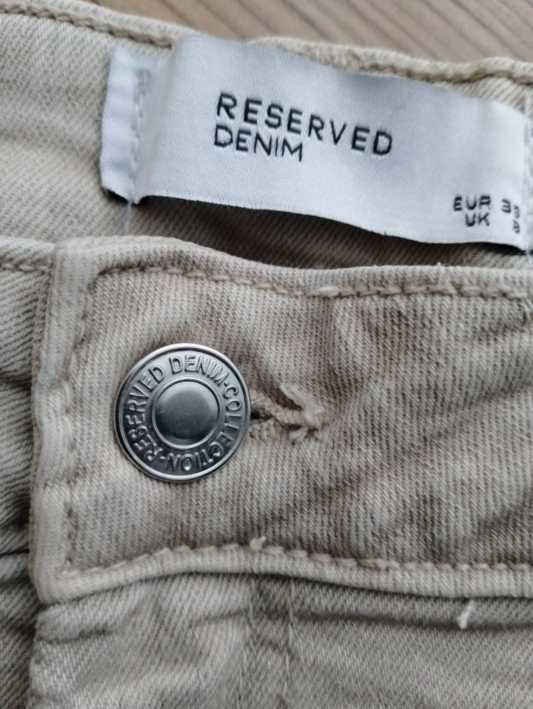 Beżowe spodenki Reserved 38 M