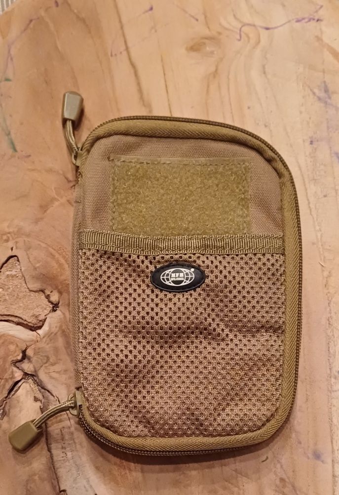 Bolsa Pequena para Documentos TAN [MFH]

Tamanho: 18 x 12 cm (LxA)

10