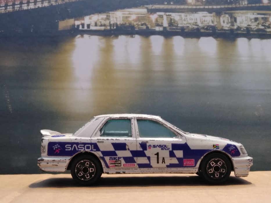 Stary model Burago Ford Sierra skala 1:43