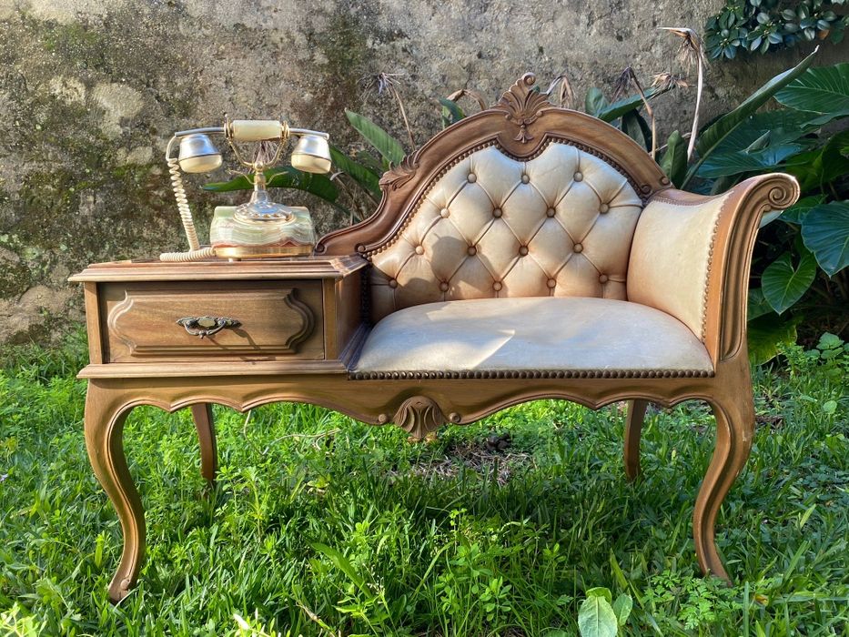 Mesa telefoneira antiga com assento