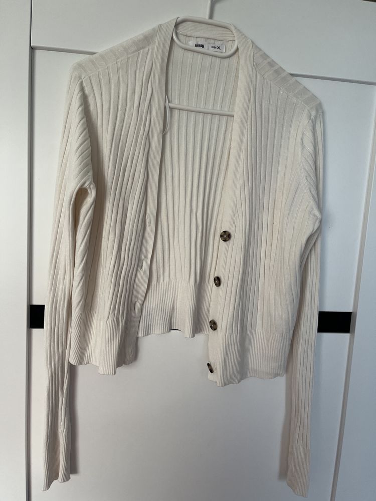 Biaky sweter guziki