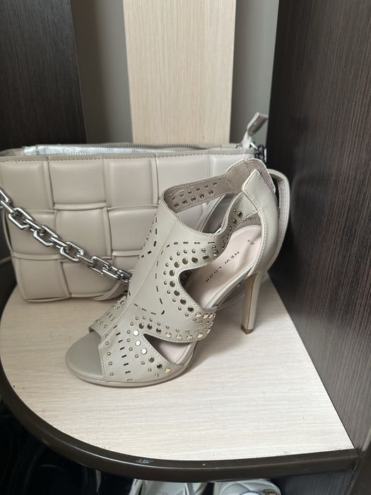 Босоніжки, туфлі