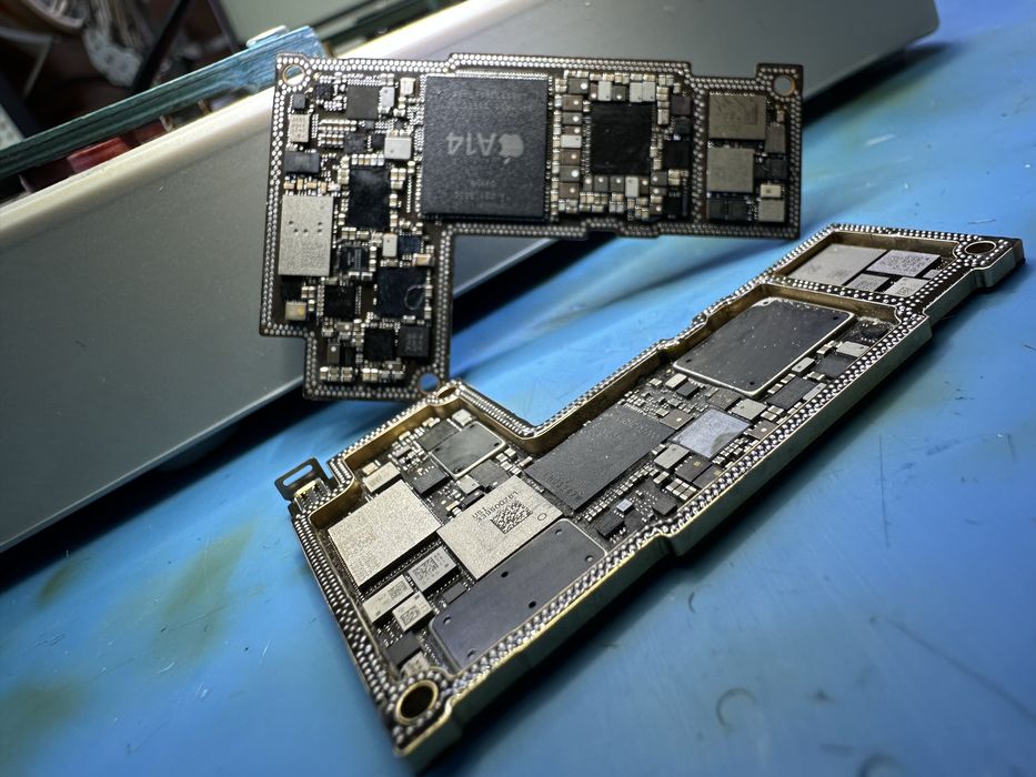 • Ремонт Apple iPhone, iPad 