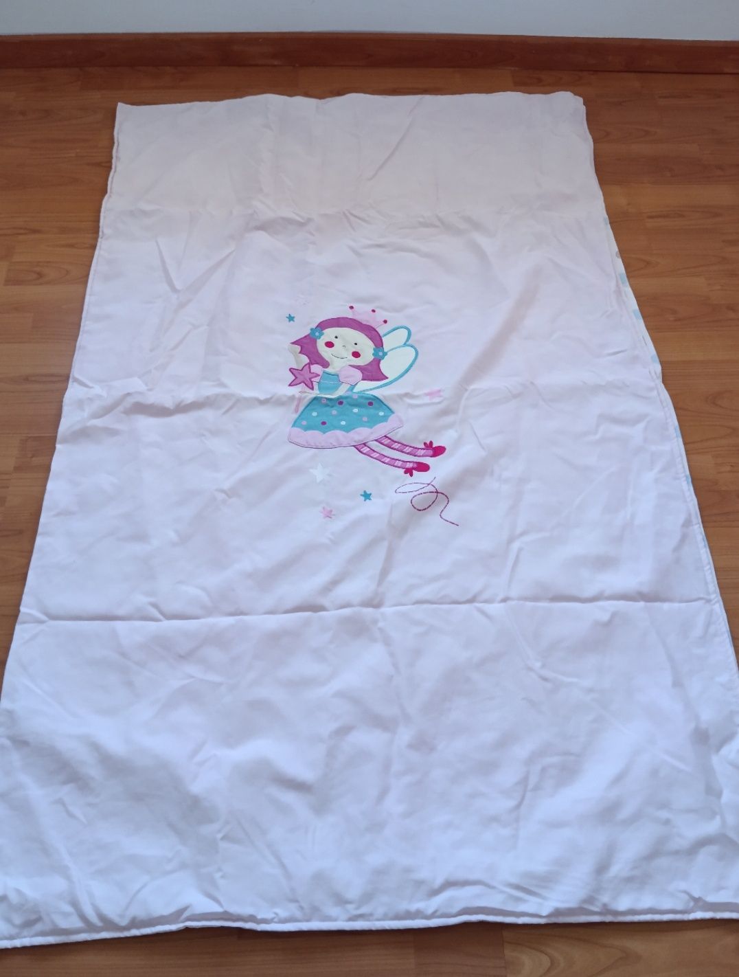 Decoração têxtil para quarto bebé menina