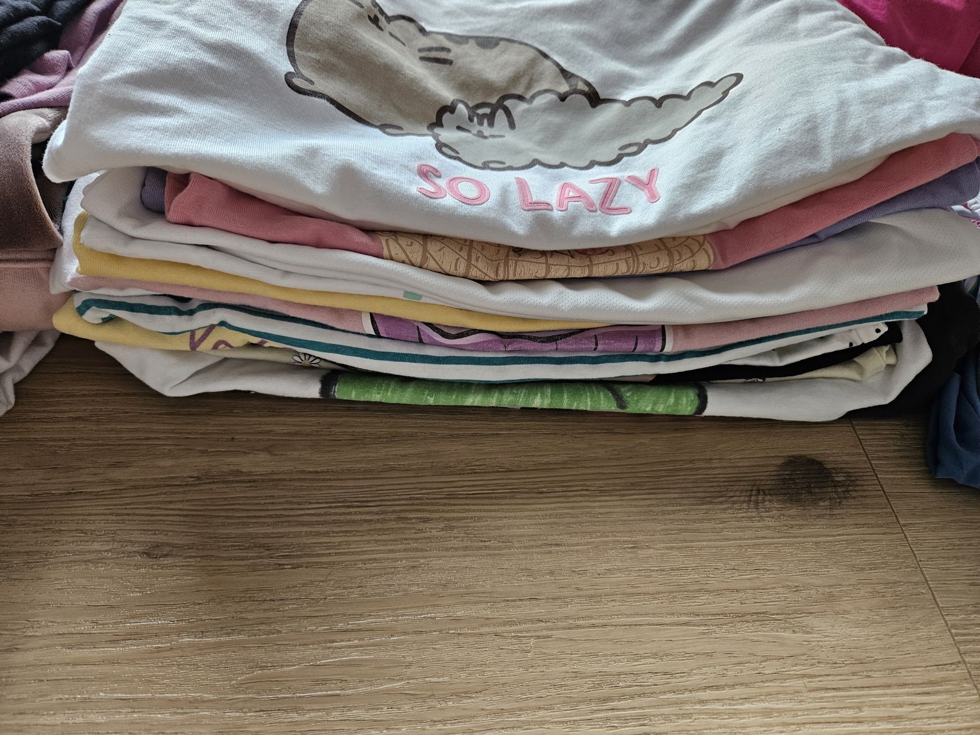 Ubrania bluzy t-shirty leginsy spodnie dresowe kostiumy kąpielowe
