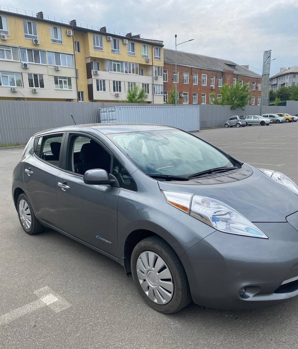 Аренда Nissan Leaf 3300 без залога