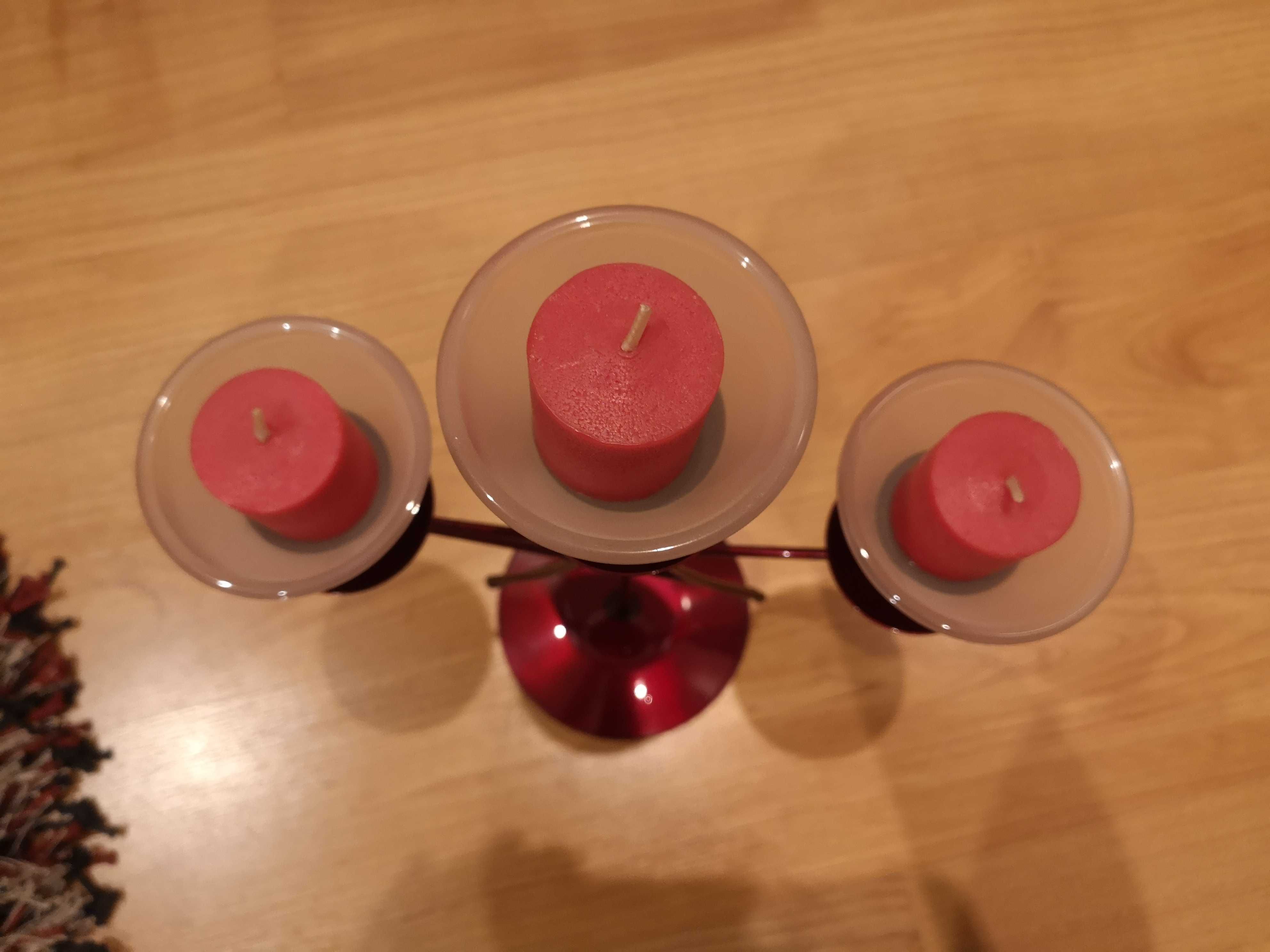 Candelabro vermelho em forma de estrela e 3 velas