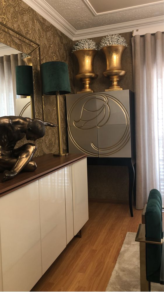 Moveis licoreiros pés pretos e lacados a preteado e dourado