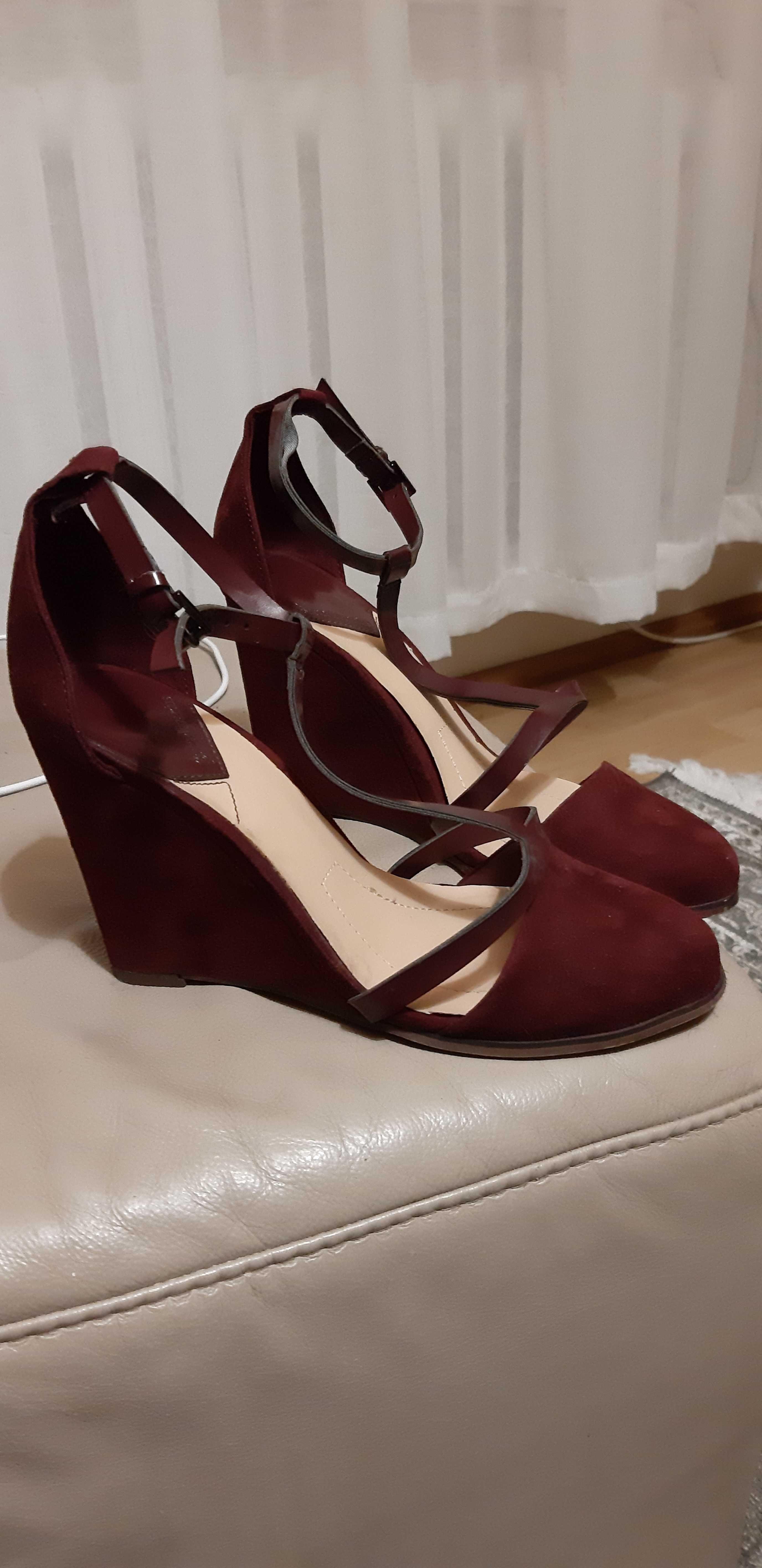 Stradivarius bordowe eleganckie buty koturny 37