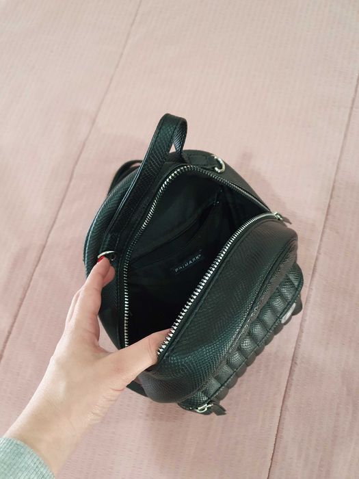 mochila pequena preta