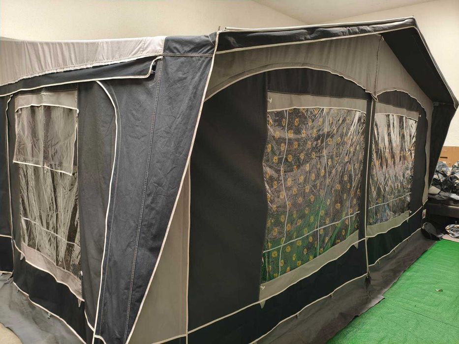 Przedsionek do przyczepy 925-950 cm z aneksem bocznym.