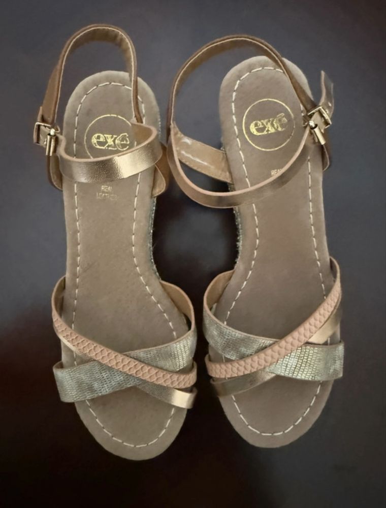 Sandalias douradas Exé