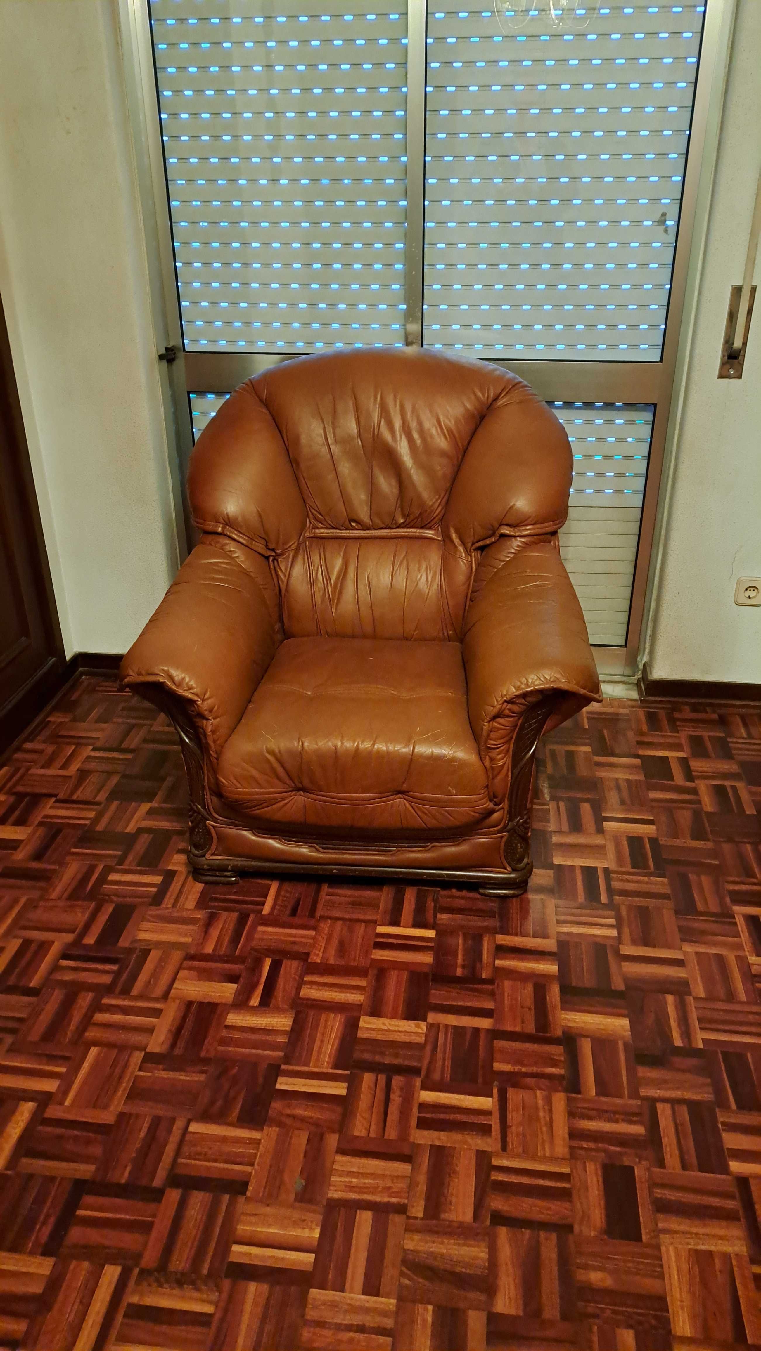 Conjunto de 2 sofas individuais em couro castanho