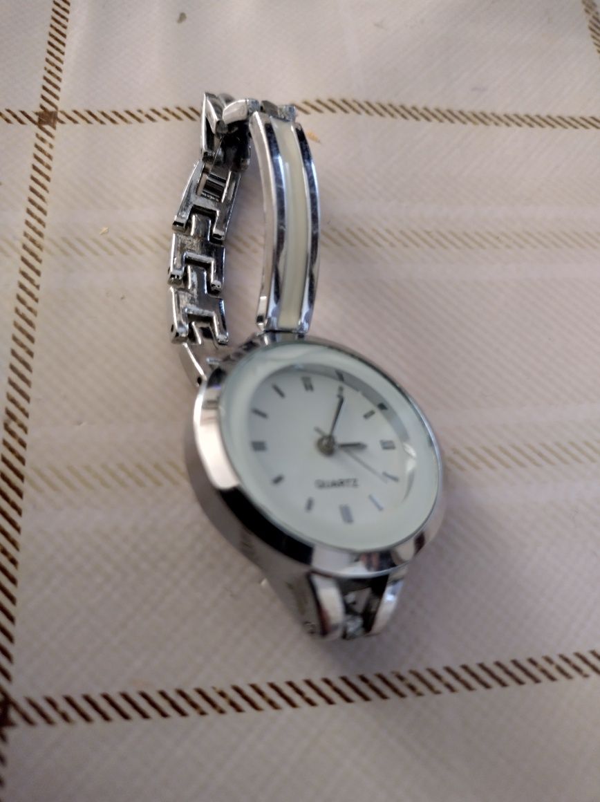 Zegarek kwarcowy z bransoletką damski. 15 cm długość z bransoletką.