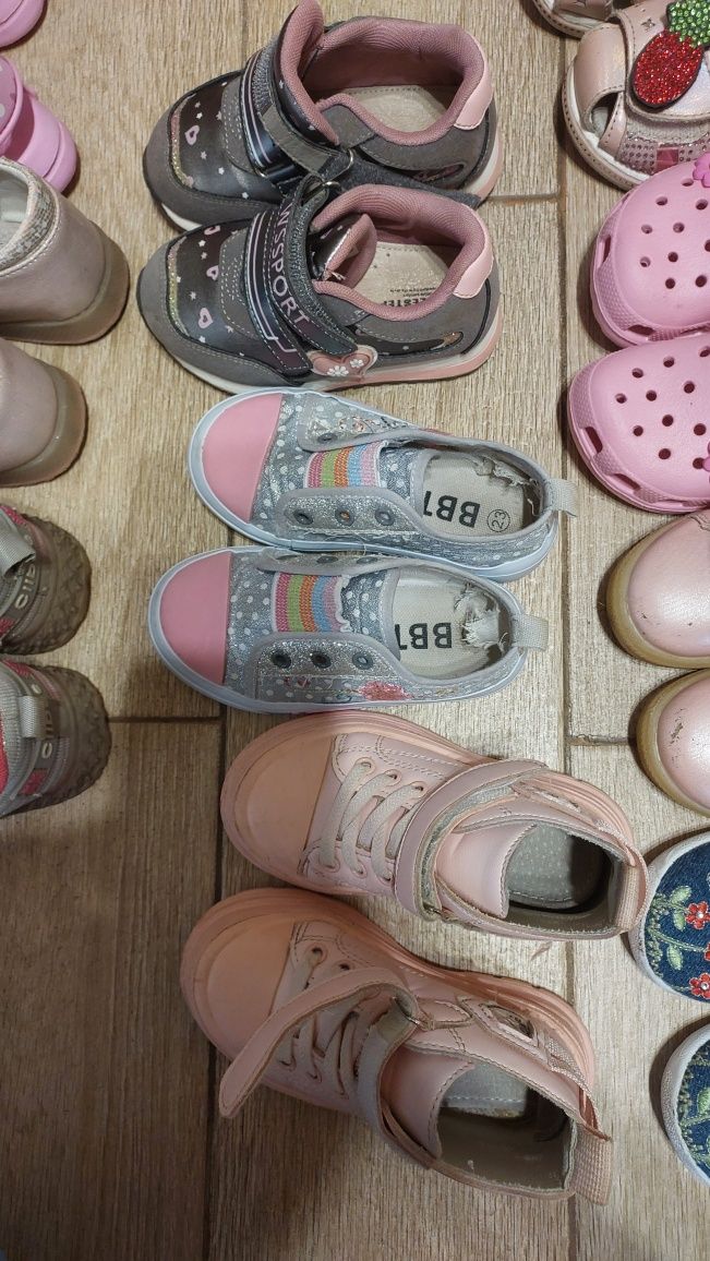 Детская обувь разных размеров на девочку