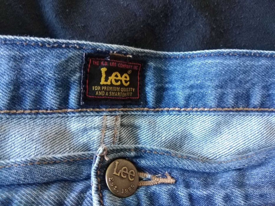 Calções de ganga, marca LEE.