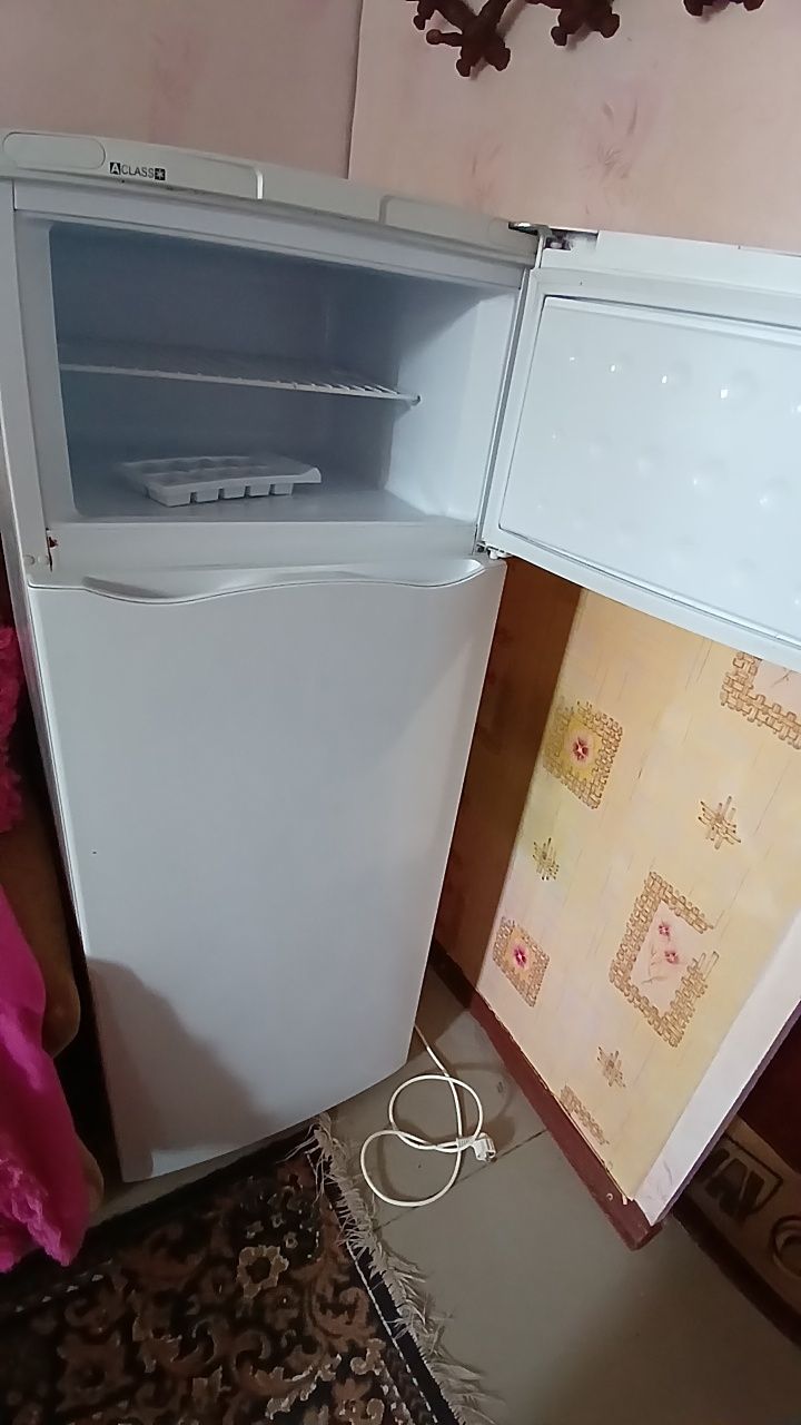 Холодильник на запчастини або під ремонт
