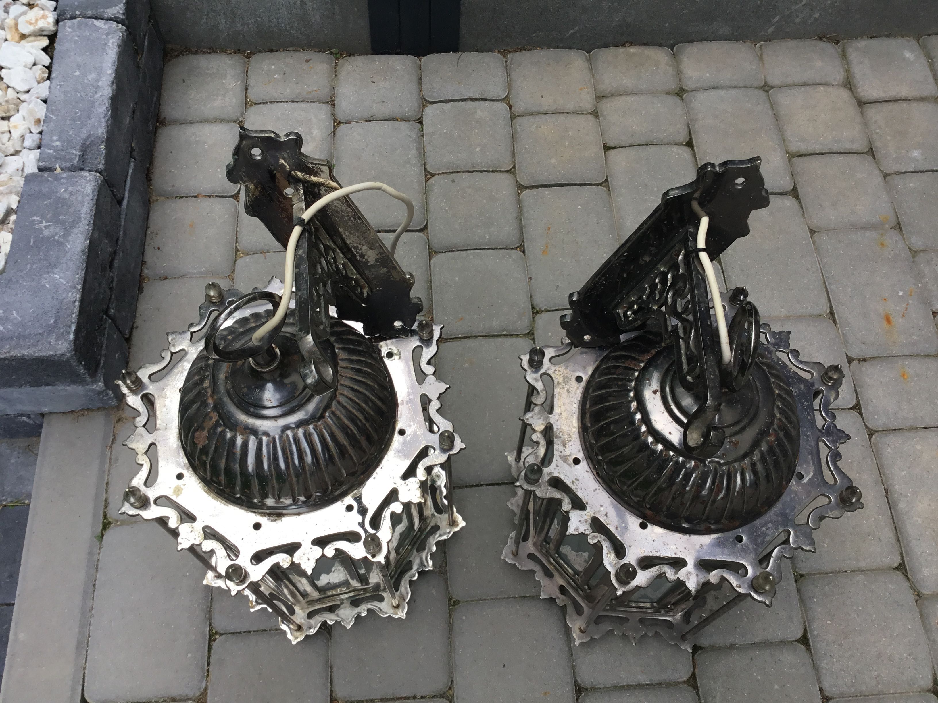 Dwie lampy w stylu orientalnym na zewnątrz .