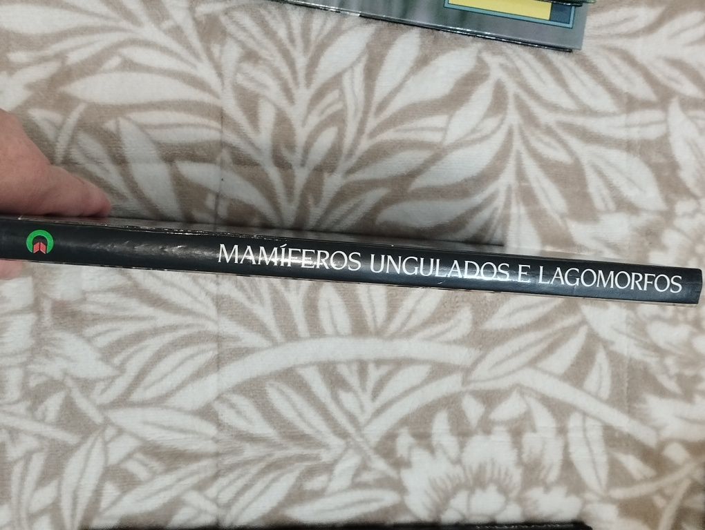 Livro "Mamíferos ungulados e lagomorfos"
