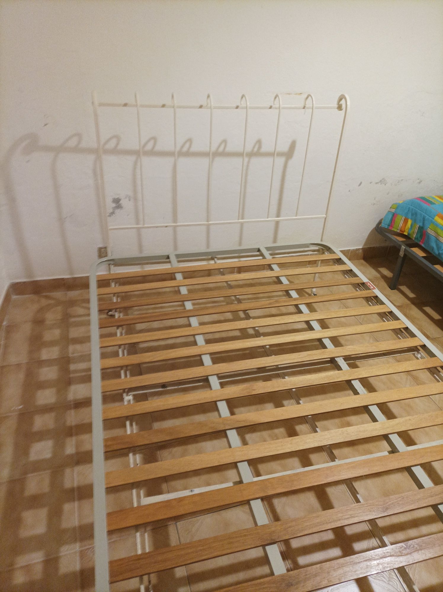 Cama de ferro antiga