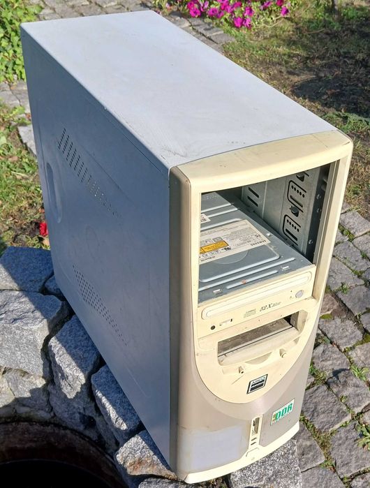 Obudowa komputerowa z napędami FDD CD