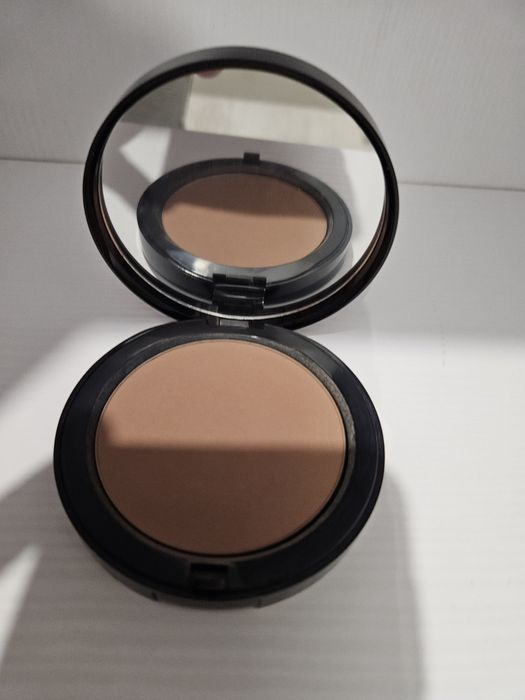 Бронзери MAC Refined Golden та Bobbi Brown Medium