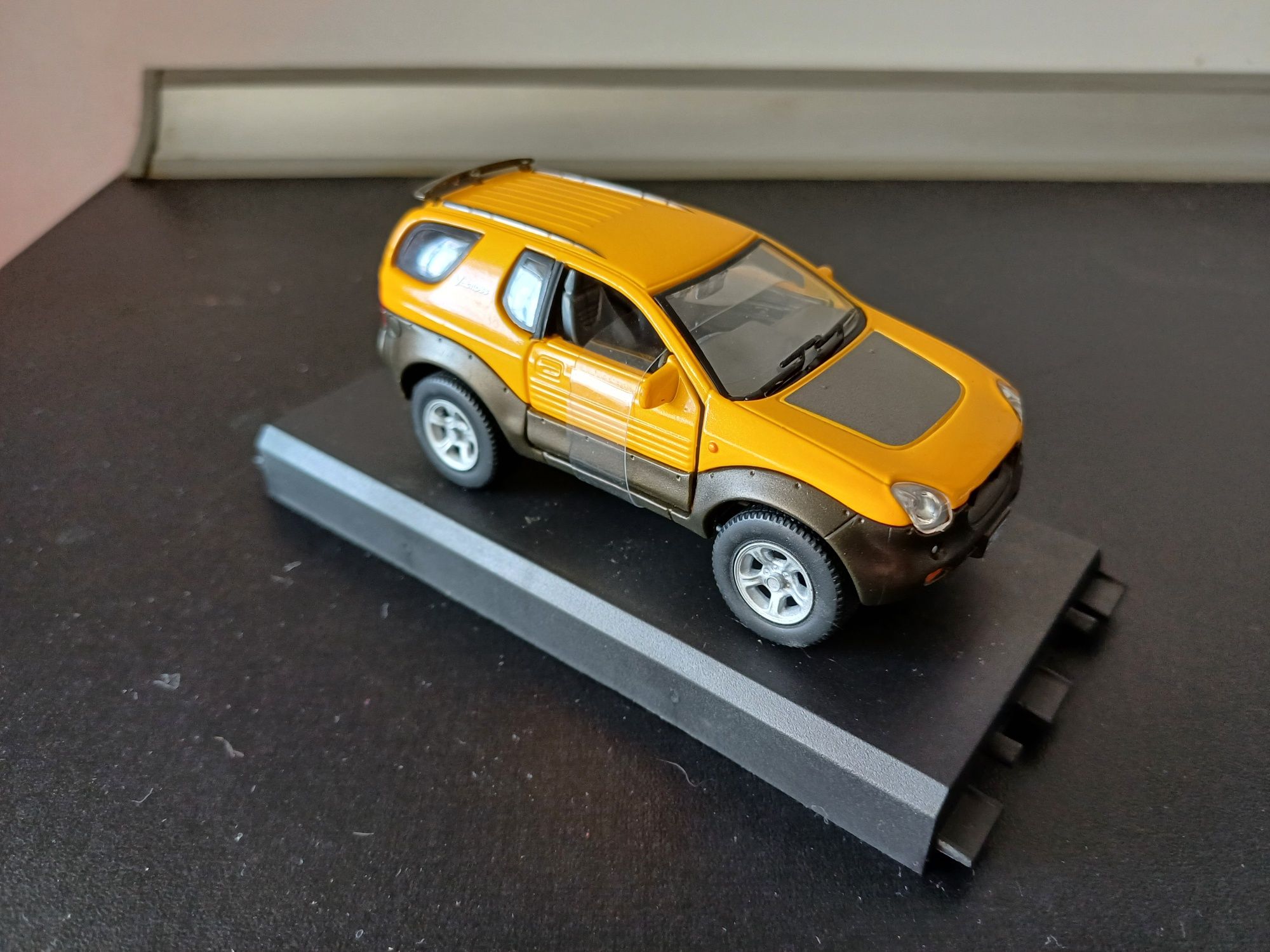 Isuzu Vehicross - 1/43 Hongwell cararama