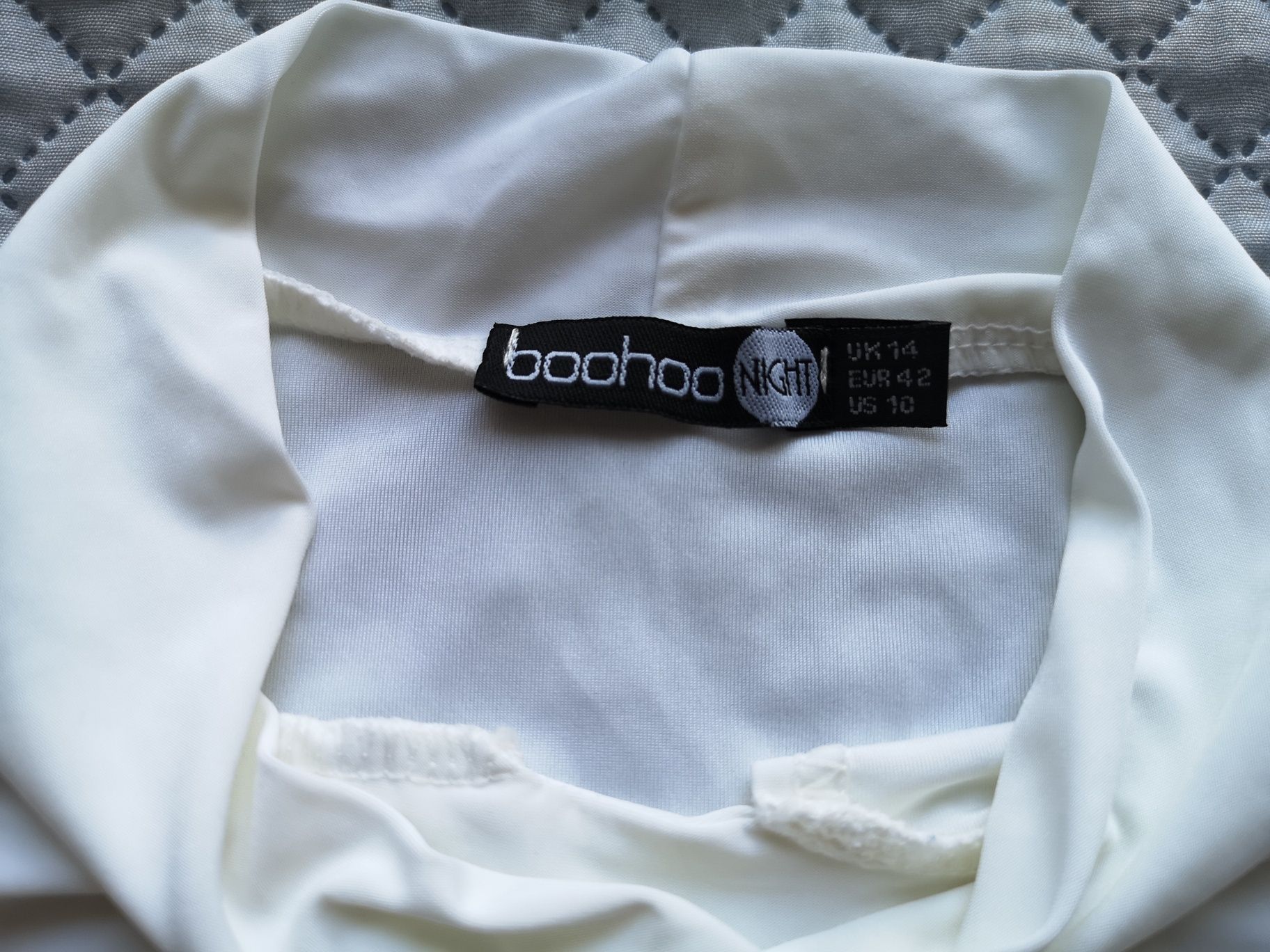 Krótki biały top Boohoo Night z wycięciem dekoldem rozmiar 42stan bdb