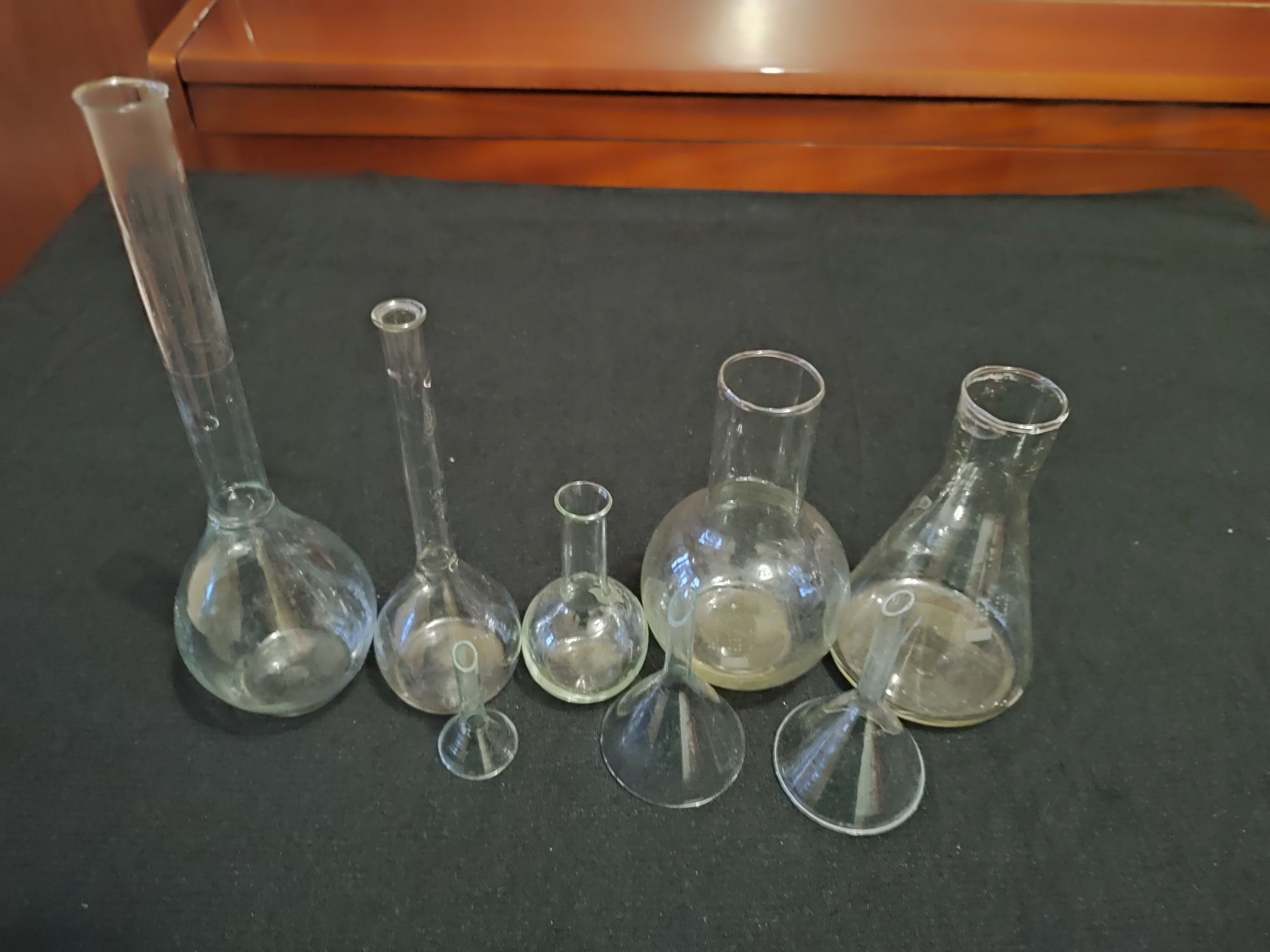 Лабораторне приладдя,колби,лійки скляні,ваги ручні,рівноплічні