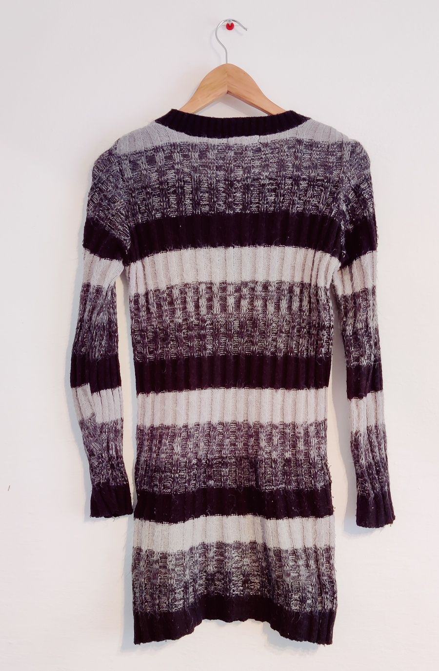 Długi sweter szary czarny w paski ciepły w serek na zimę S / M 36 - 38