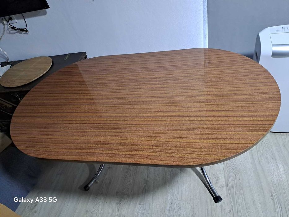 Jogo de 6 cadeiras e mesa de jantar.