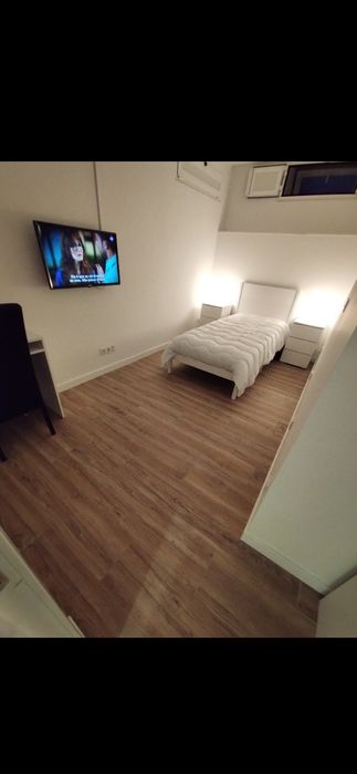 Quarto duplo  c/ TV a 1 minuto da estação comboio Queluz