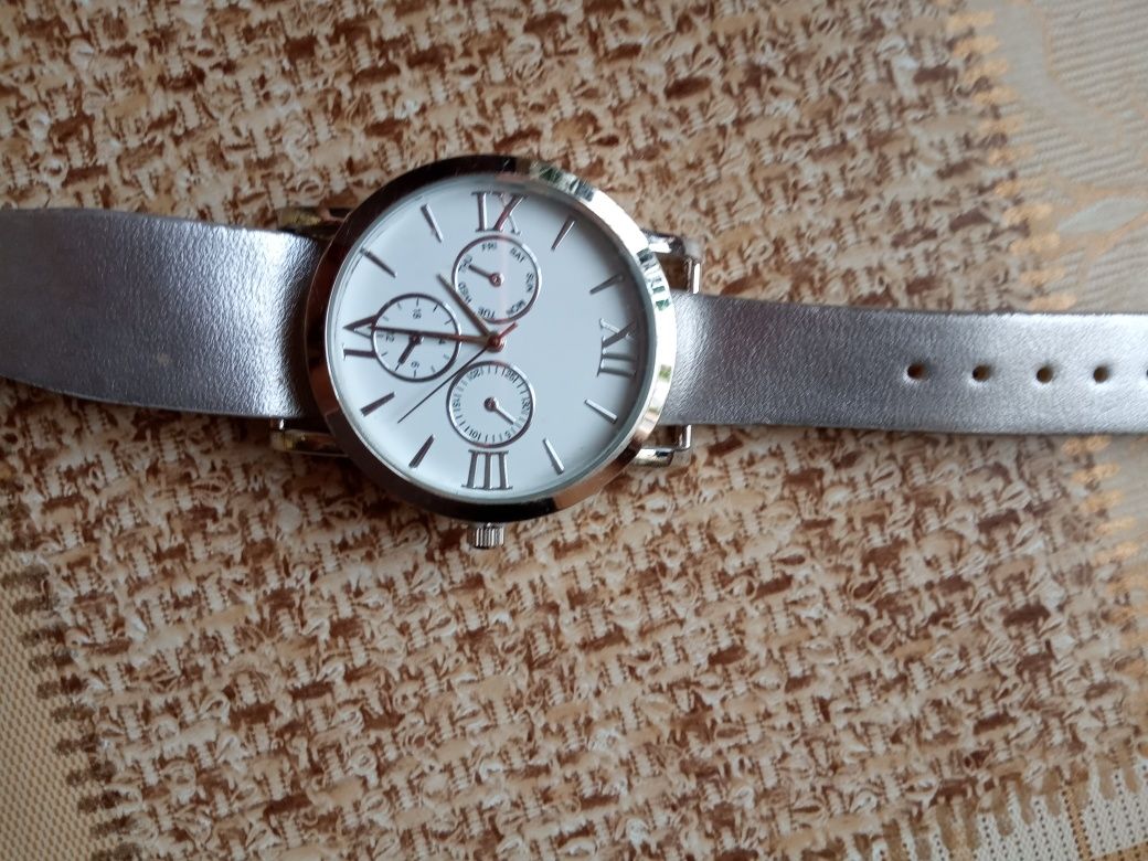 Кварцевые часы New Yorker со сменными ремешками Guess