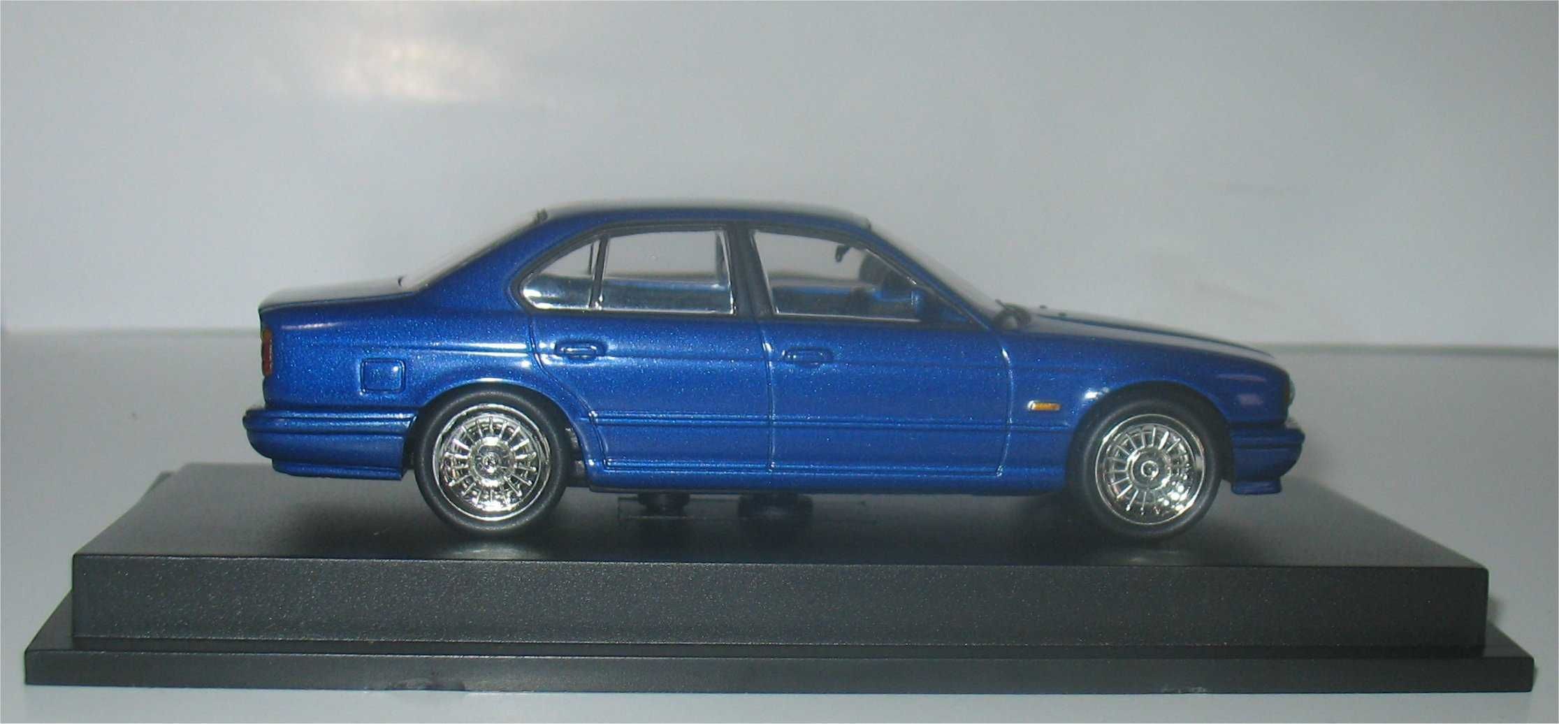 Eagle's Race/Universal Hobbies - BMW M5 (E34)